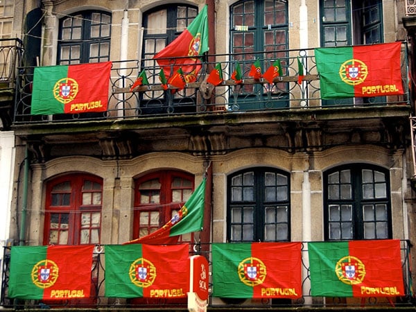 Balcones frente a la estaciónde tren en Oporto (Portugal). Foto: Paola Spartà / Flickr. Licencia Creative Commons Reconocimiento-NoComercial.