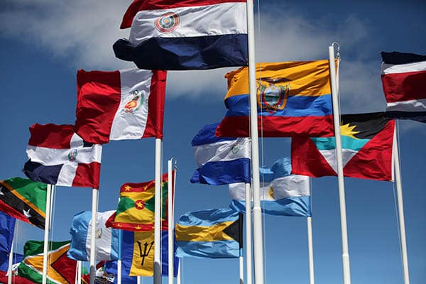 Banderas ondean en la III Cumbre CELAC Costa Rica 2015. Foto: Luis Astudillo C. - Cancillería del Ecuador (CC BY-SA 2.0)