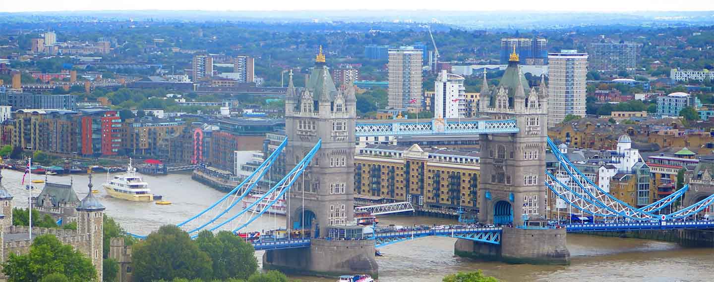 Vista aérea del Tower Bridge en Londres.