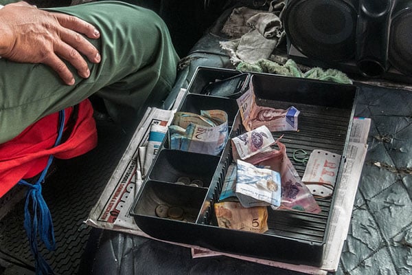 Caja con bolívares fuertes en un transporte público. Foto: Julio César Mesa / Flickr (CC BY-ND 2.0)