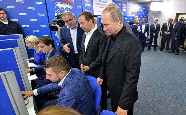 Vladimir Putin y Dmitry Medvedev durante su visita al comando de campaña de Rusia Unida el pasado 18 de septiembre. Foto: Kremlin (CC BY 4.0).