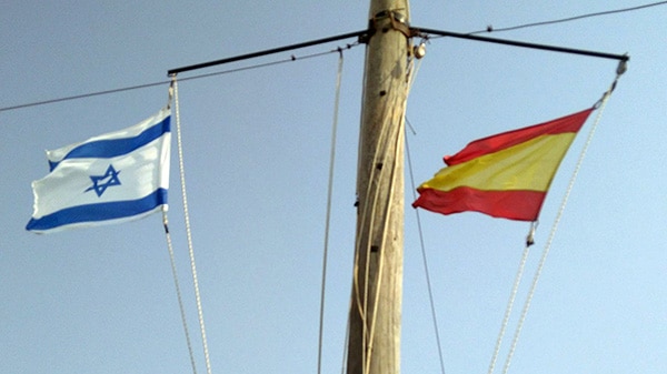 Flags of Israel and Spain in the Sea of Galilee. Photo: Amperio / Wikimedia Commons (CC BY-SA 2.0)