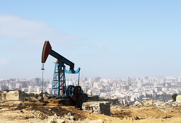 Bomba de petróleo en Bakú. Foto: Gulustan / Wikimedia Commons (CC BY-SA 3.0)