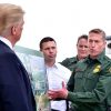 Donald Trump conversa con personal de fronteras en una visita a los prototipos para el muro con México en California. Foto: DHS photo by Jetta Disco