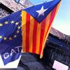 Estelada y bandera de Europa en un concierto proindependencia en el Camp Nou (Barcelona) en 2013. Foto: Núria (CC BY-SA 2.0)