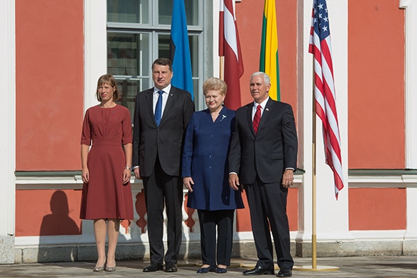 Kersti Kaljulaid, Raimonds Vējonis y Dalia Grybauskaitė, presidentes de Estonia, Letonia y Lituania, y Mike Pence, vicepresidente de EEUU, en Tallin en julio de 2017. Foto: Raigo Pajula / Ministerio de Asuntos Exteriores de Estonia (CC BY 2.0)