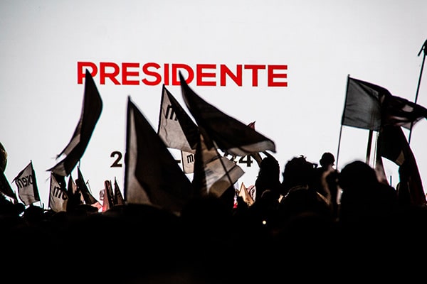 El Zócalo de Ciudad de México durante la noche electoral el pasado 1 de julio. Foto: Armando Simonin (CC BY-NC 2.0)