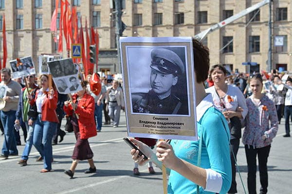 March of the Immortal Regiment on the 70th anniversary of Victory Day at Tverskaya Avenue in Moscow. Photo: ProtoplasmaKid (Wikimedia Commons / CC BY-SA 4.0)