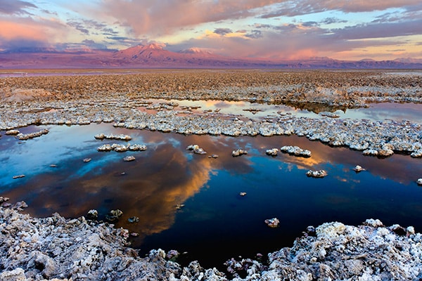 El salar de Atacama, en Chile, posee el 25% de las reservas mundiales de litio. Foto: Francesco Mocellin / Wikimedia Commons (CC BY-SA 2.0)