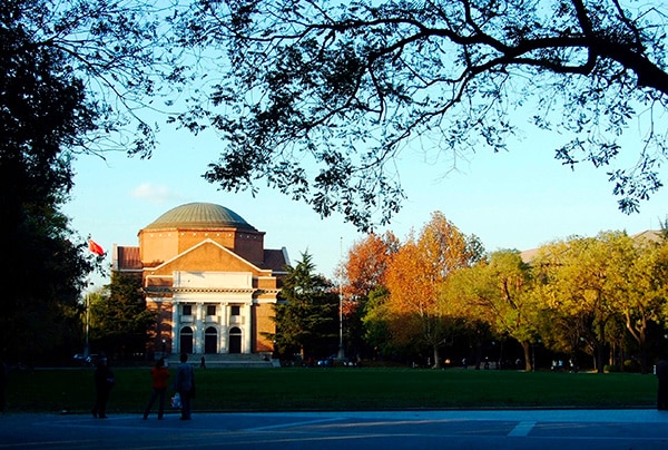 Grand Auditorium at the Tsinghua University in Beijing. Photo: Charlie fong 冯成 / Wikimedia Commons (public domain)