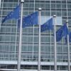 Detalle de la fachada acristalada con una serie de mástiles con la bandera de la Unión Europea del edificio Berlaymont, sede de la Comisión Europea en Bruselas.