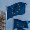 Autonomía estratégica. Tres banderas de la UE ondeando frente al edificio Berlaymont, sede la Comisión Europea en Bruselas (Bélgica)