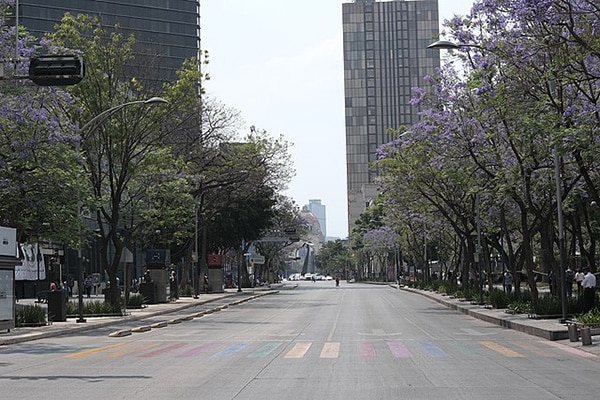La avenida Juarez durante la reducción de movilidad por el estado de emergencia sanitaria por COVID-19 en Ciudad de México (6/4/2020). Foto EneasMX (Wikimedia Commons / CC BY-SA 4.0)