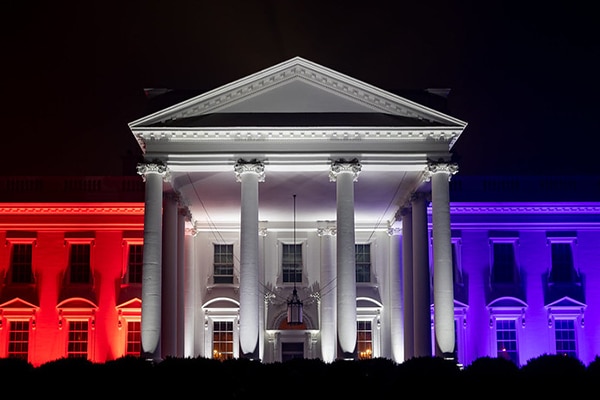 Pórtico de a Casa Blanca iluminado con luces rojas, blancas y azules en julio 2020. Foto: GPA Photo Archive (Dominio Público).