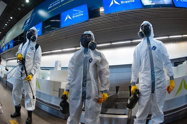Members of the Planalto Military Command disinfecting Brasilia International Airport in April 2020. Foto: Leopoldo Silva/Agência Senado - Senado Federal (CC BY 2.0)