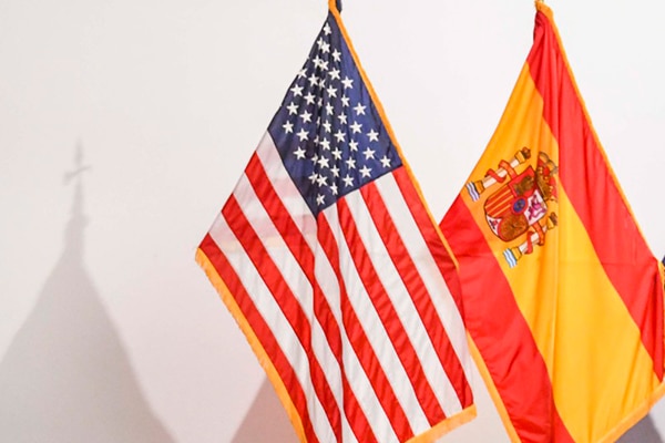 Flags of Spain and the United States at the Naval Station in Rota, Spain. Photo: Foto: Commander, U.S. Naval Forces Europe-Africa/U.S. 6th Fleet (Public domain)