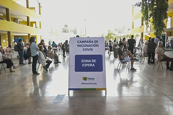 Campaña de vacunación contra COVID-19 en Ñuñoa, Chile. Foto: Mediabanco (CC BY 2.0).