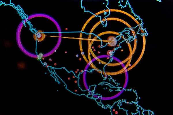 Detalle de ciberataques en América del Norte en tiempo real del Hunter's Den del 275th Cyber Operations Squadron. Foto: J.M. Eddins Jr./U.S. Air Force - Airman Magazine