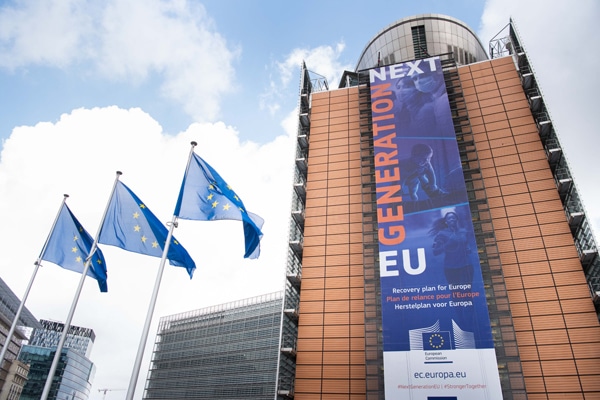 Banner of the Recovery Plan for Europe (Next Generation EU) on the front of the Berlaymont building. Photo: Aurore Martignoni – EC Audiovisual Service / © European Union, 2020