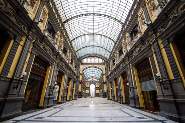 Centro comercial en la ciudad de Nápoles (Italia). Foto: Paul Postema (@paulpostema)