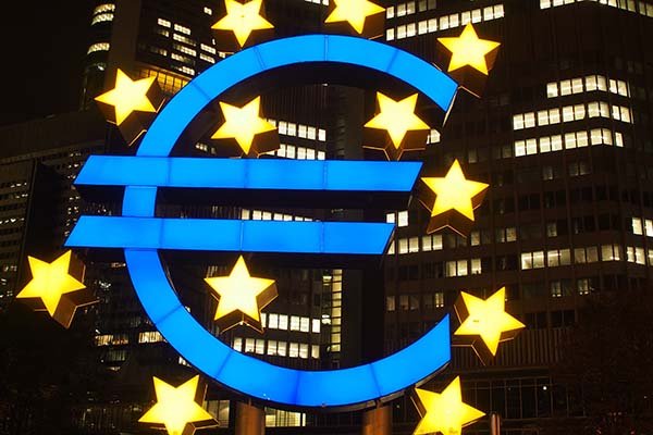 El símbolo del euro frente al Banco Central Europeo en Frankfurt. Foto: Bruno Neurath-Wilson @brunonw
