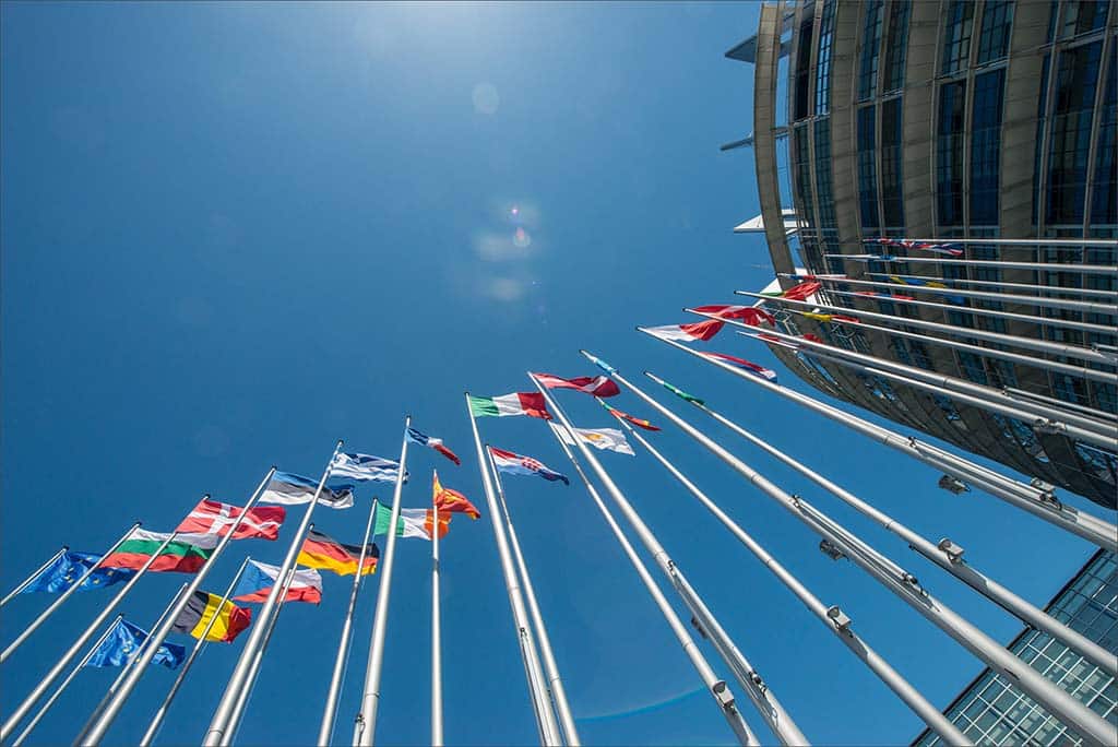 La UE y la pandemia de 2020: ¿qué ocurrió con la cláusula de solidaridad europea? Banderas en la sede del Parlamento Europeo en Estrasburgo. Foto:© European Union 2017 - European Parliament