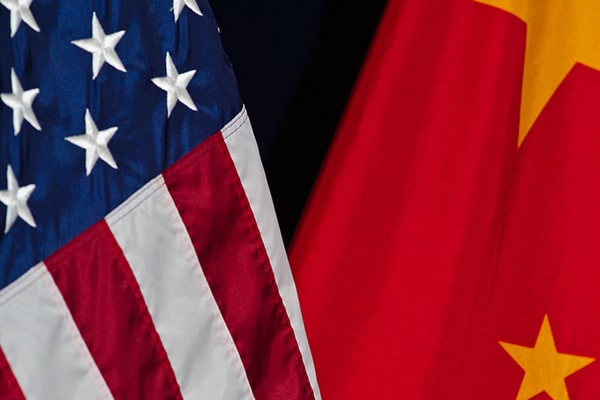 Banderas de EEUU y China. Foto: U.S. Department of Agriculture (Dominio público)