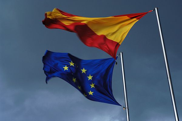 Banderas de España y la Unión Europea. Foto: Ben (CC BY 2.0)