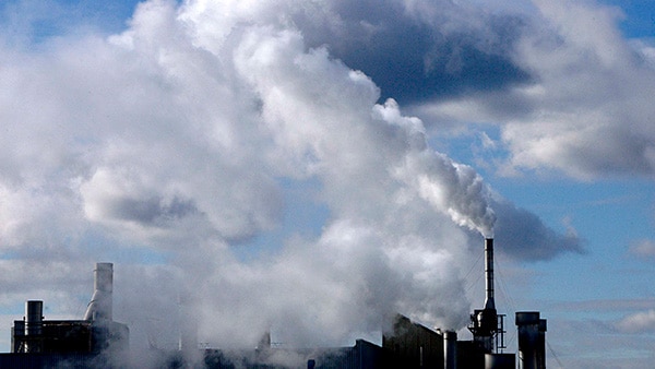 Humo en unas instalaciones manufactureras en Toronto. Foto: Kibae Park / UN