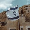 El trilema de Israel. Bandera de Israel en Jerusalén. Foto: Taylor Brandon (@house_42)