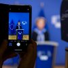 Año Nuevo, nuevo “paquete” de ciberseguridad de la Comisión para 2021. La presidenta de la Comisión Europea, Ursula von der Leyen, en el podio vista a través de un teléfono móvil. Foto: Lukasz Kobus – EC Audiovisual Service / © European Union, 2020