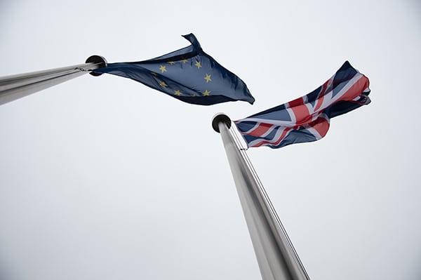 La Unión Europea pasa la página del Brexit. Banderas de la Unión Europea y Reino Unido en el edificio Berlaymont. Foto: Lieven Creemers – EC Audiovisual Service / © European Union, 2016