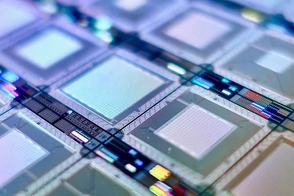 Detalle del procesador cuántico D-Wave 2000-qubit. Foto: Steve Jurvetson (CC BY 2.0)