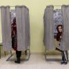 Una mujer y una niña en un colegio electoral durante las elecciones al Parlamento Europeo de 2018. Foto: Enrique Balenzategui Arbizu (CC BY-NC-ND 2.0)