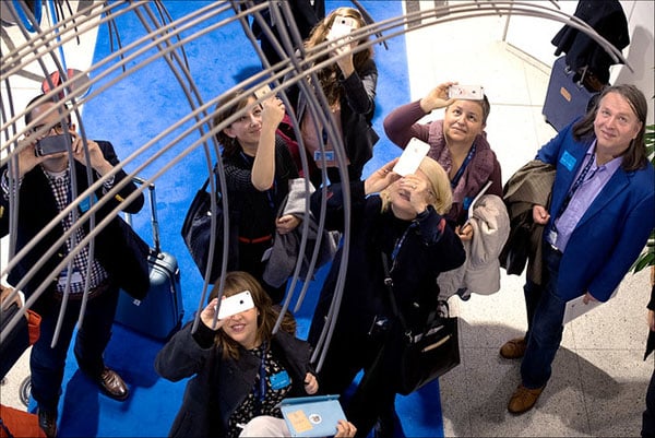 Un grupo de personas graba con sus teléfonos móviles dentro del Parlamento Europeo. Foto Parlamento Europeo (CC BY-NC-ND 2.0)