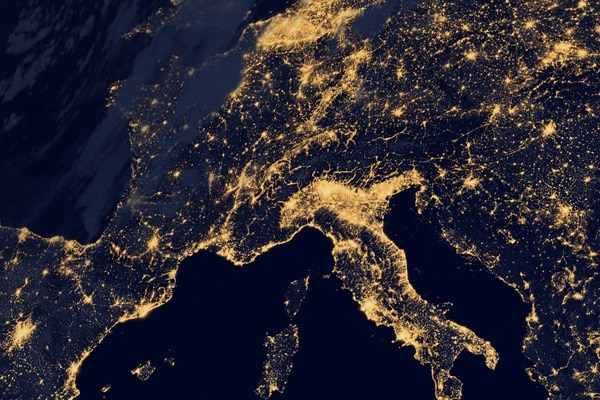 Europa y Oriente Medio de noche, vista espacial. Foto: NASA Earth Observatory / NASA Goddard Space Flight Center (CC BY 2.0)