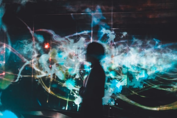 Figura humana delante de pantallas digitales. Instalación en TeamLab Borderless, museo de arte digital en Tokio, Japón. Foto: Su San Lee (@blackodc)
