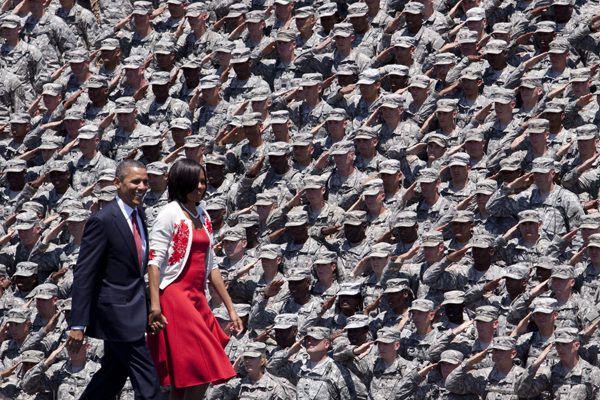 El ejército estadounidense saluda al presidente Barack Obama y a Michelle Obama en Fort Stewart en 2012. Foto: The US Army / Flickr