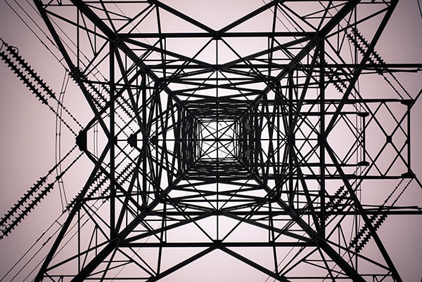Ciberseguridad en el sector energético. Imagen de una torre eléctrica. Foto: Shane Rounce (@shanerounce)