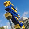 El euro como herramienta de la soberanía económica europea. Símbolo del euro en Frankfurt (Alemania). Foto: Mauro Sbicego (@maurosbicego)