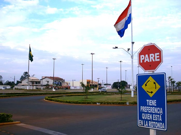Avenida Internacional, frontera entre Paraguay y Brasil. Ciudad de Pedro Juan Caballero (Paraguay). Foto: A.Aguilera Allexbcn / CC BY-SA 3.0)