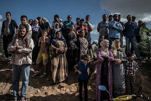 Local residents watch the action of security forces in Oued Ellil, west of Tunis, capital of Tunisia, on Oct. 24, 2014. Photo: Xinhua/Pan Chaoyue (CC BY-NC-ND 2.0)