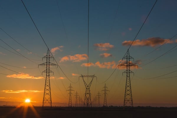 Torres de energía al atardecer