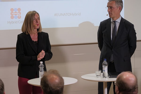 Federica Mogherini (Alta representante de la UE para Asuntos Exteriores y Política de Seguridad) y Jens Stoltenberg (Secretario general de la OTAN) en la inauguración del EU Hybrid CoE. Foto: EEAS (CC BY-NC 2.0).