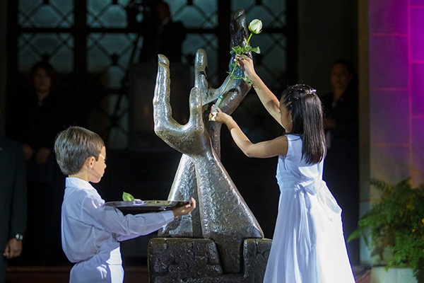 Cambio de rosa de la paz ayer en el 20º aniversario de la firma del Acuerdo de Paz en Guatemala. Foto: Gobierno de Guatemala