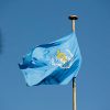 Bandera de la OMS en su sede en Ginebra (Suiza). Foto: Eric Bridiers/United States Mission Geneva (CC BY-ND 2.0)