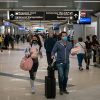 Efectos del COVID-19 en el turismo internacional. Pasajeros con mascarillas en el Aeropuerto Internacional Hartsfield-Jackson de Atlanta. Foto: Chad Davis (Wikimedia Commons / CC BY-SA 2.0). Blog Elcano