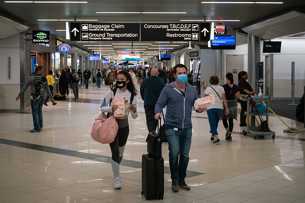 Efectos del COVID-19 en el turismo internacional. Pasajeros con mascarillas en el Aeropuerto Internacional Hartsfield-Jackson de Atlanta. Foto: Chad Davis (Wikimedia Commons / CC BY-SA 2.0). Blog Elcano