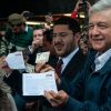 Andrés Manuel López Obrador (AMLO) se afilia a MORENA en el Zócalo (Ciudad de México, 2013). Foto: Eneas De Troya (Wikimedia Commons / CC BY 2.0). Blog Elcano