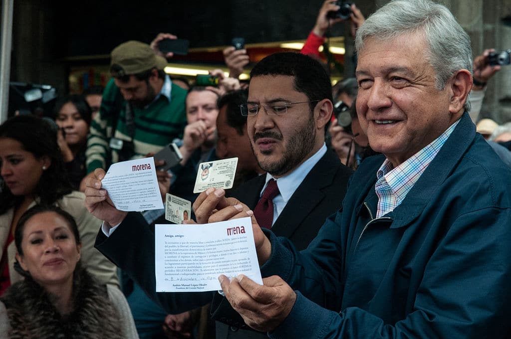 Andrés Manuel López Obrador (AMLO) se afilia a MORENA en el Zócalo (Ciudad de México, 2013). Foto: Eneas De Troya (Wikimedia Commons / CC BY 2.0). Blog Elcano
